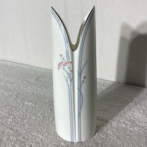 Vintage Royal Doulton Impressions White and Pink Carnation Vase